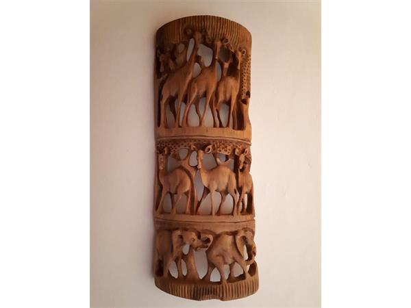 ~/upload/Lots/48372/2ebftkzz2g4cg/LOT 96 ARTWORK Wood carved animals 48 x 15 cm_t600x450.jpg
